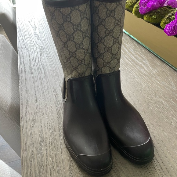 Brown and tan Gucci rain boots with rabbit fur inside - Picture 2 of 5